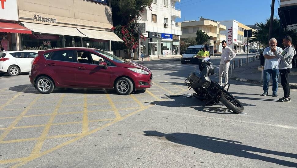 Lefkoşa’da tehlikeli dönüş yapan sürücü, motosiklet sürücüsüne çarptı!