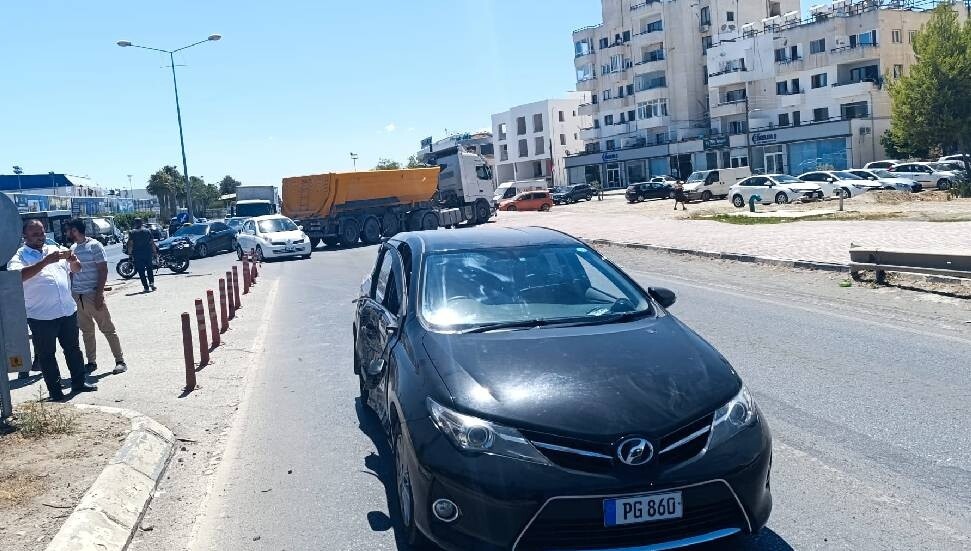 Lefkoşa’da kaza: Kamyon sürücüsü tutuklandı, araç sürücüsünün kaburgası kırıldı